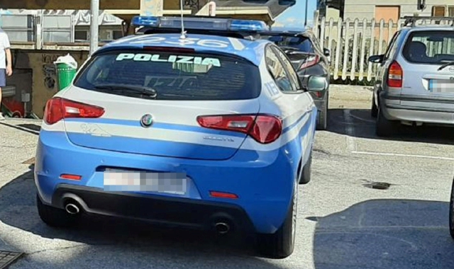 Poliziotti salvano la vita a una bimba di due anni