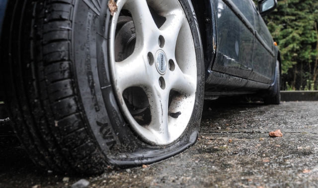 Il 60enne ha tagliato tutte e quattro le ruote di un’auto in sosta (foto Archivio)