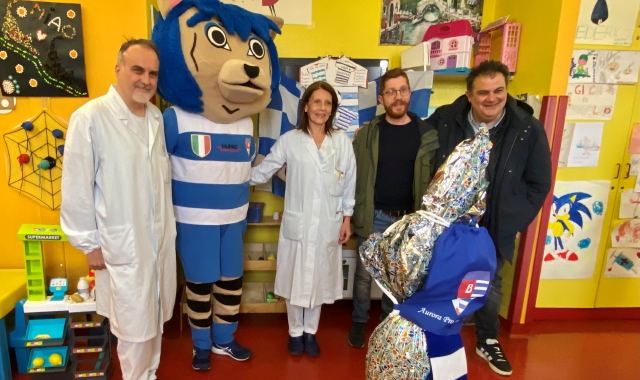 In Pediatria a Busto il maxi uovo solidale della Pro Patria