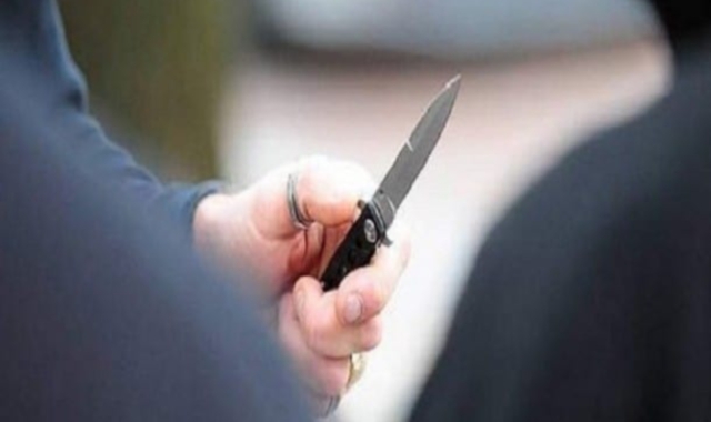 Cacciato di casa, minaccia la famiglia con un coltello