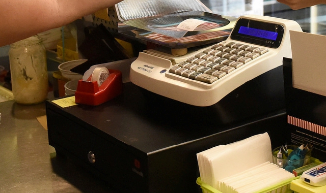 Gallarate, barista si ferisce per difendere l’incasso