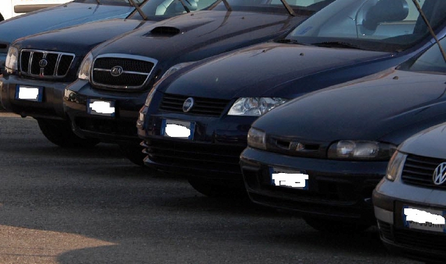 Acquistano auto usate con bonifici fasulli e le rivendono