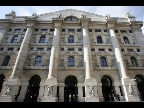 Borsa: Milano chiude brillante (+4,73%), sprint Unicredit e Tim