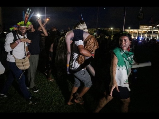 Brasilia, gas lacrimogeni contro gli indigeni