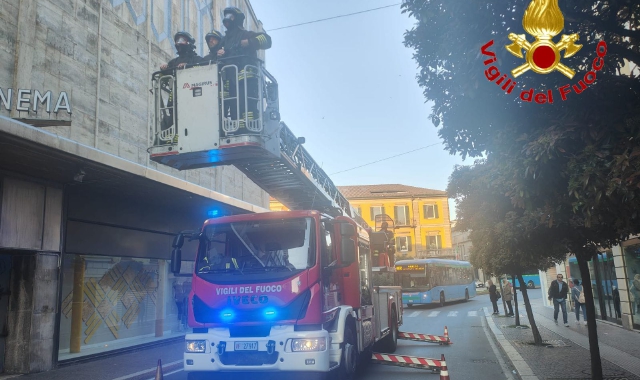 Fumo nero da un palazzo, allarme a Varese