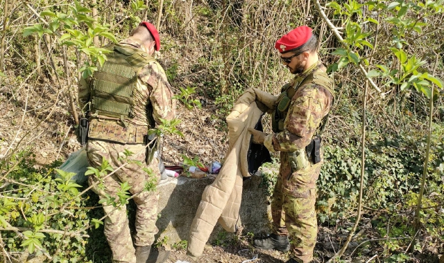 Blitz nei boschi: pusher accerchiati e arrestati