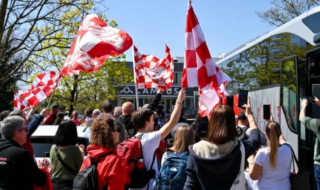 L’abbraccio dei tifosi all’OJM prima di Napoli