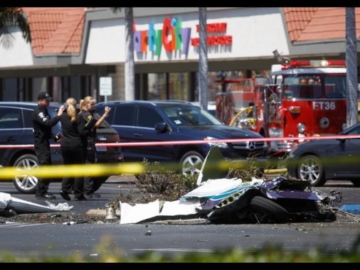 Piccolo aereo si schianta lungo una strada in Florida