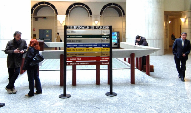 Ruba auto in Ticino, fermato in Italia. E l’avvocato gli dà 15 euro