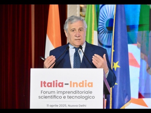 Tajani incontra presidente indiana, 'relazioni al culmine'
