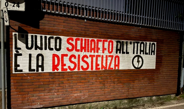 Uno degli striscioni comparsi nella notte a Luino e Varese