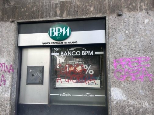 Corteo pro Pal a Milano,scritta 'spara a Giorgia' su vetrina