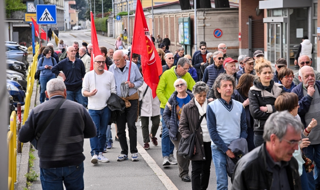 Il corteo tra via Pastori e via Curtatone a Gallarate (foto Matteo Canevari - agenzia Blitz)