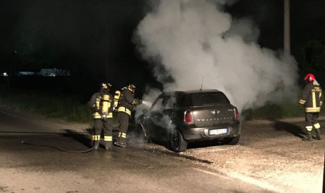 Auto in fiamme a Gorla Minore
