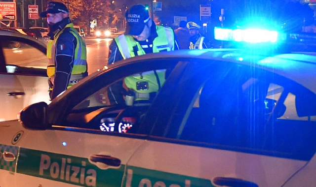 Ignorano l’alt e scappano a tutto gas: bloccati dopo un lungo inseguimento