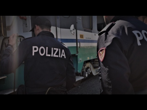 Accoltella ragazzo in treno, ventenne arrestato a Lodi