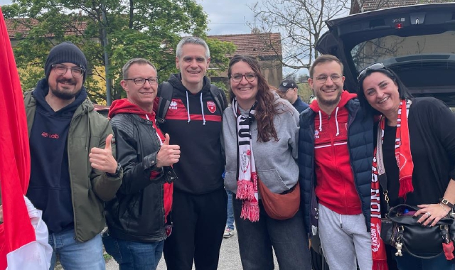 L’abbraccio dei tifosi al coach Kastritis (foto Angelo Puricelli - agenzia Blitz)