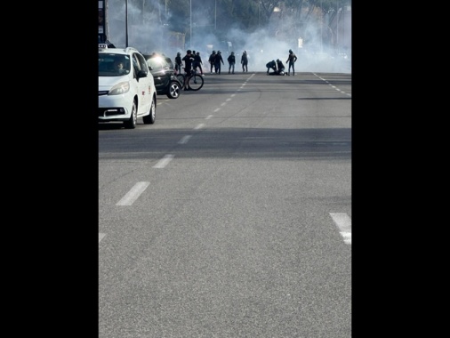 Tensioni fuori all'Olimpico, lancio di oggetti contro agenti