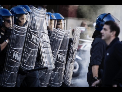 Tensioni fuori all'Olimpico, idranti per disperdere tifosi