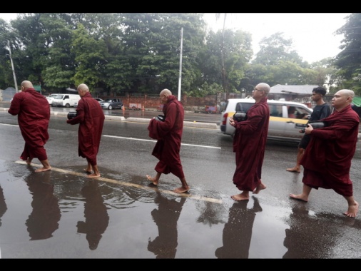 Il Myanmar celebra la festa dell'acqua fra le rovine del sisma