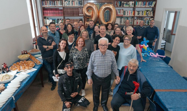 La festa a sorpresa per i 90 anni del professor Boldetti (foto di Ambra Parola)