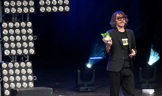 Giuseppe Cruciani sul palco del Teatro di Varese  (Blitz)