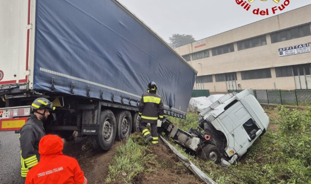 Autoarticolato fuori strada a Gemonio
