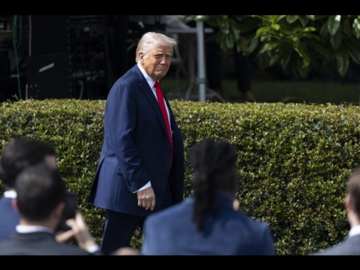 Trump, valuto esenzione temporanea dazi sulle auto