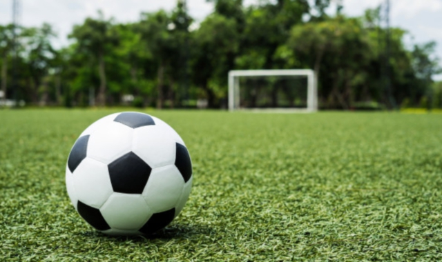 Malnate, pugno in campo: reato prescritto