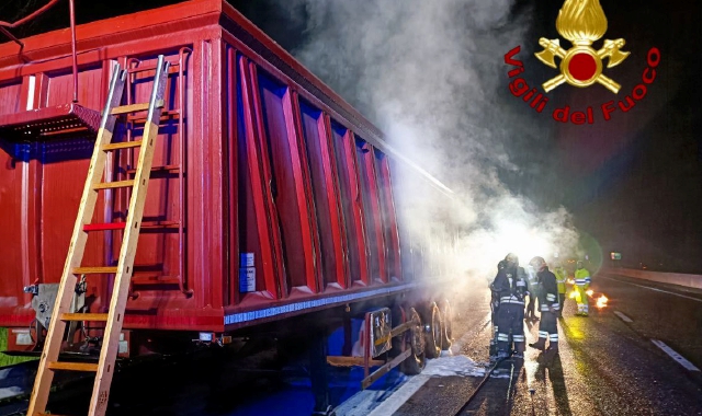 Fiamme sulla A26 a Carpugnino