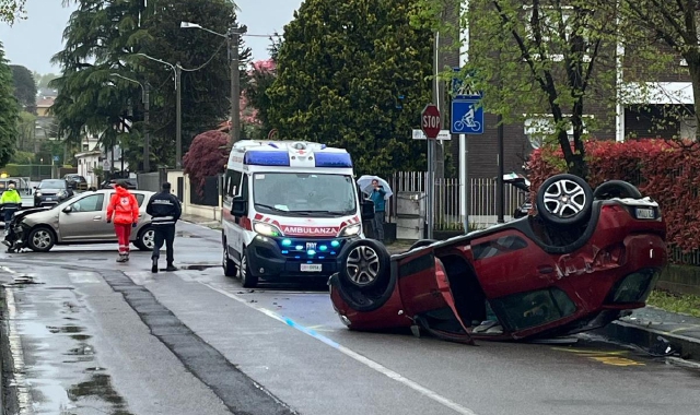 Auto si ribalta a Tradate: paura, poi il sollievo