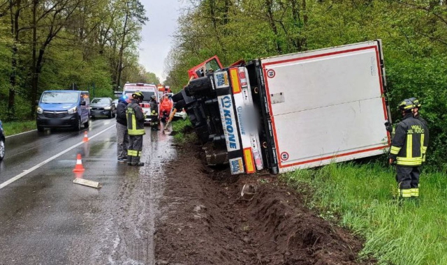 Somma Lombardo: si ribalta autoarticolato