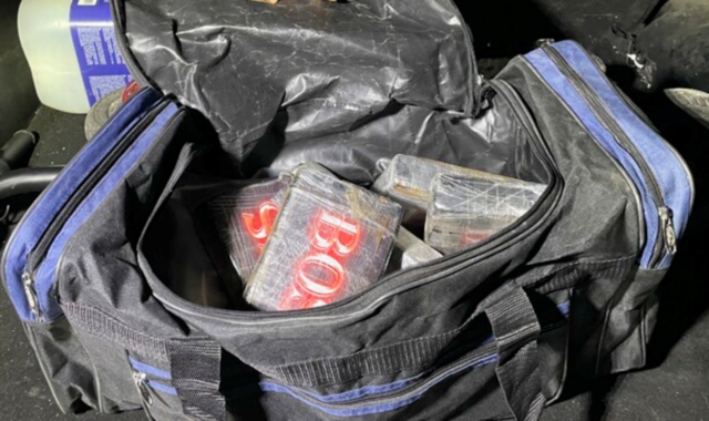 Trova borsa con droga e 9.000 euro nel cortile di casa