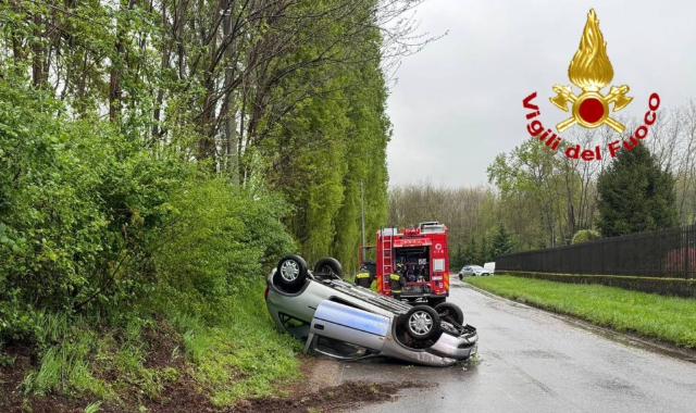 L’auto ribaltata in via Volta