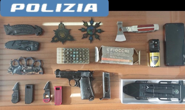 Il materiale sequestrato dalla polizia