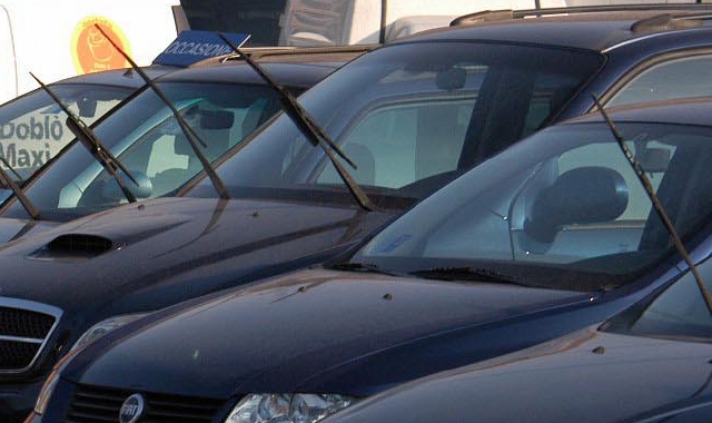 Il bonifico fantasma, l’intimidazione. E l’auto “vola via”