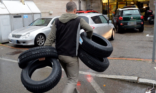 Stop all'obbligo di gomme invernali: cambio entro un mese