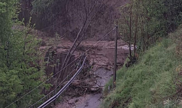 I vigili del fuoco sono la lavoro nelle zone interessate
