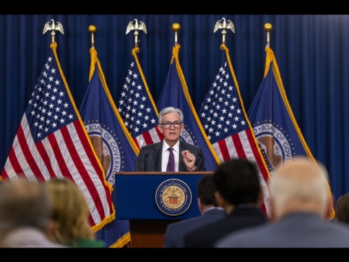 Powell, economia solida nonostante i rischi al ribasso