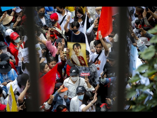 Myanmar, la giunta annuncia un'amnistia per quasi 5.000 detenuti