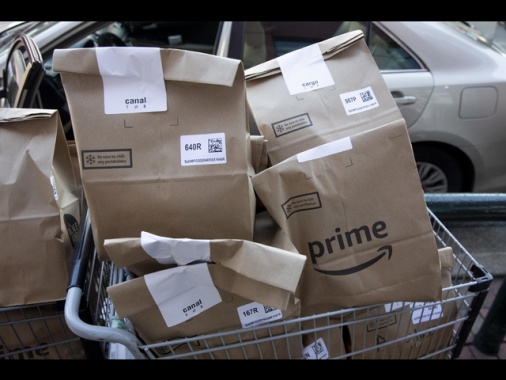 Sindacati, domani sciopero di addetti alle consegne per Amazon