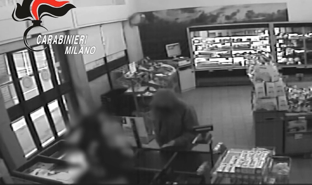 Un frame del filmato di videosorveglianza che ha ripreso la rapina