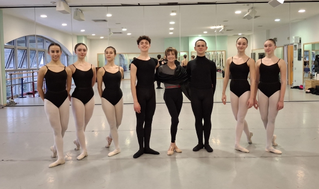 L’étoile Oriella Dorella con gli allievi del terzo anno indirizzo classico del liceo coreutico di Busto Arsizio