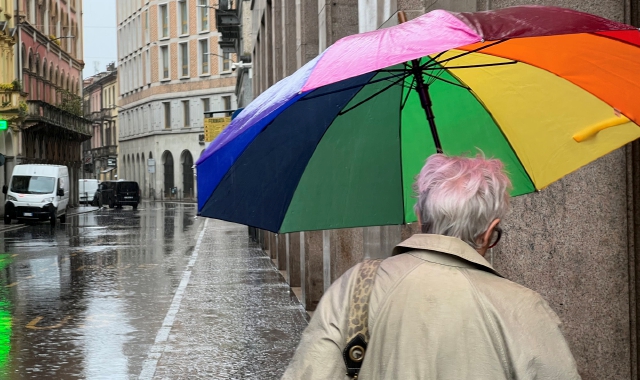 Ombrelli aperti a Varese nella giornata di giovedì 17 aprile (foto Blitz)