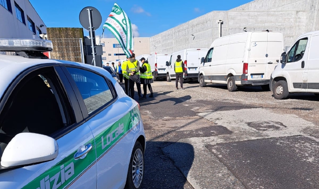 Il presidio davanti allo stabilimento Amazon di Origgio