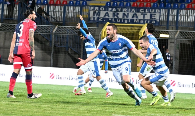 L’esultanza della Pro Patria nella netta vittoria contro il Lumezzane  (foto Domenico Ghiotto) 