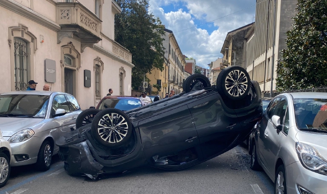 Il Suv ribaltato in via Luini  (foto Blitz)