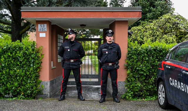 L’ingresso dell’abitazione a Samarate dove è avvenuta la tragedia