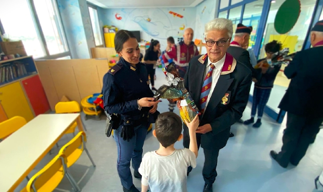 Varese, le uova della polizia ai bambini ricoverati