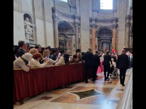 Il Papa a sorpresa in basilica S.Pietro prima della veglia